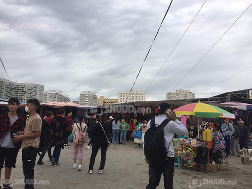 Ундаа борлуулалтгүй болж хүмүүс маск л авч байна