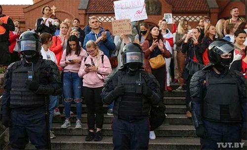 Беларусийн эсэргүүцэл: Путин Лукашенкод цэргээр тусална