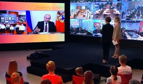 Путин цахим спортыг дэмжинэ гэж сурагчдад амлажээ