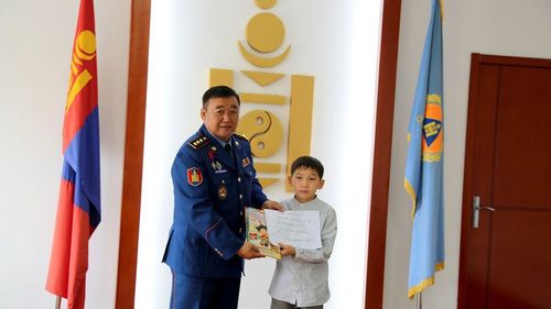 10 настай Н.Содбилэг хүү номныхоо орлогоос 500 000 төгрөг хандивлалаа
