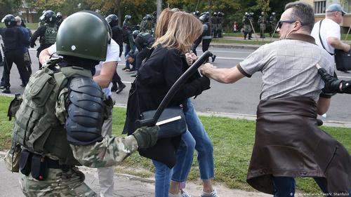 Беларусийн эсэргүүцэл: Лукашенкогийн ордны гадаа эсэргүүцэл, баривчилгаа үргэлжлэв