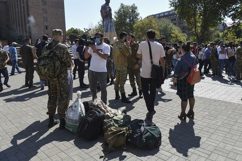 Армени, Азербайжаны мөргөлдөөн: Арменийн эмнэлгүүд төлөвлөгөөт үзлэгүүдээ цуцалжээ