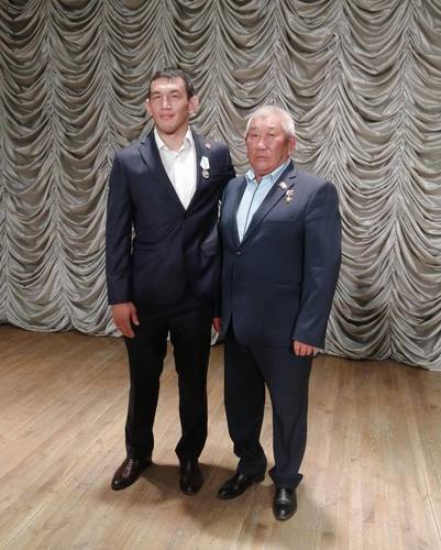 Азийн аваргыг Агын ахан дүүс нь мялаажээ