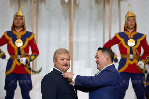 ФОТО: Жүжигчин Н.Онон, Ж.Мөнхсайхан нар гавьяат цол хүртлээ