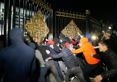 Киргизд эргэлт гарч, Атамбаевыг суллав