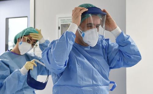 ОХУ-ын ЭМЯ эмч нарыг коронавирусийн талаар олны өмнө ярихыг хоригложээ
