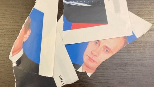 Пушкиний хөргийн оронд заларсан Путиний зургийг депутат уржээ