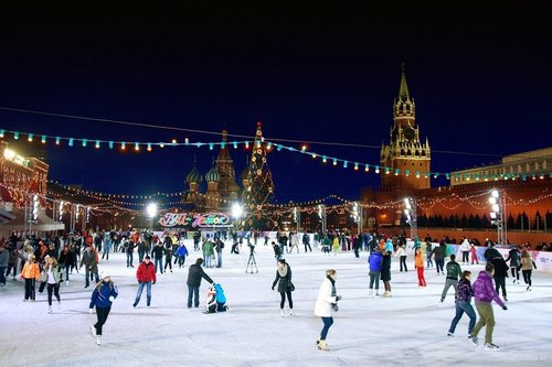 Москвад мөсөн гулгуурын талбайнууд нээгдэж байна