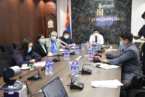 Эрүүл мэндийн сайд халдвар гарсан бүс нутагт ажиллаж байгаа тархвар судлаачидтай уулзлаа