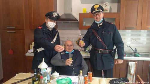 Итали: Ганц бие ахмад настныг цагдаагийнхан Зул сараар баярлуулжээ