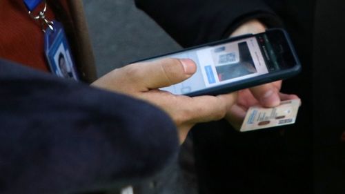 Алслагдсан хорооныхон иргэний үнэмлэхийн QR кодоо уншуулж хот руу нэвтэрнэ