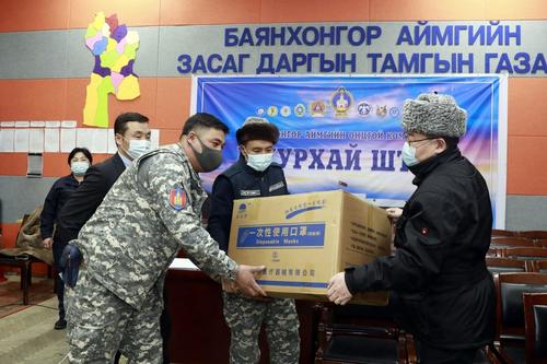 УИХ-ын дарга Баянхонгор аймгийн малчдад хүнс, тэжээлийн тусламж гардууллаа
