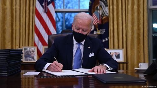 Гадаадын иргэдийг АНУ-руу нэвтрэхийг хориглосон Трампын тушаалыг Байден цуцлав
