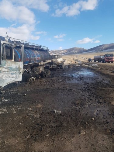 Шатахуун тээвэрлэж явсан хоёр автомашин осолдож есөн тонн дизель түлш асгарчээ