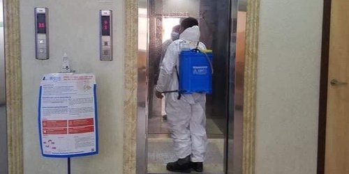 Орон сууцны цахилгаан шатыг ариутгах, халдваргүйжүүлэх ажлыг тогтмол хийж байна