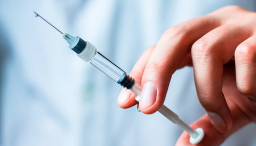 Эстони өндөр албан тушаалтнуудыг вакцинжуулахаа зогсоолоо