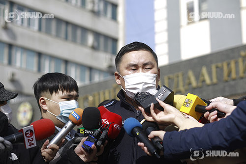 ШУУД: Цэргүүд байлдааны галт зэвсэг, сумтай хэргийн газраас зугтсан