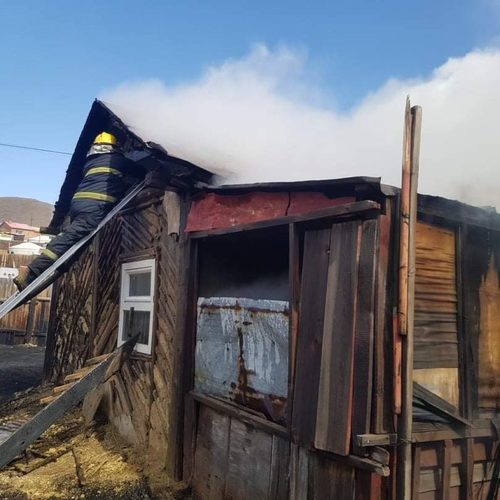 Өнжмөл шар өвснөөс түймэр гарч байшин, таван ханатай гэр шатжээ