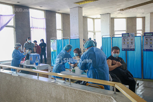 ФОТО: АстраЗенека вакцины хоёр дахь тунг хийж эхэллээ