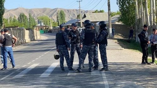 Тажикийн цэргүүд Киргизийн суурин руу их буугаар бууджээ
