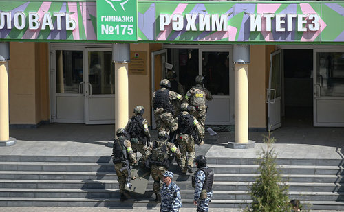 Казаньд  болсон халдлагын үеэр сурагчдын өмнө багшийг нь хөнөөжээ