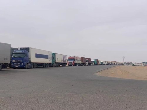 Замын Үүдийн хил дээр 1000 гаруй тээврийн хэрэгсэл гацжээ