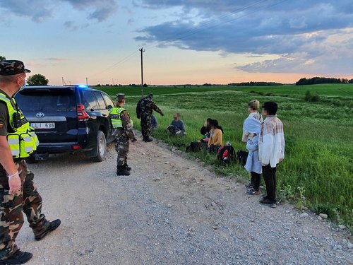 Литвад цагаачдын хуаран байгуулж байна