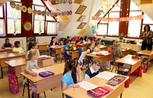 Унгарын сургуулиудад ижил хүйстний талаар сурталчлахыг хориглов