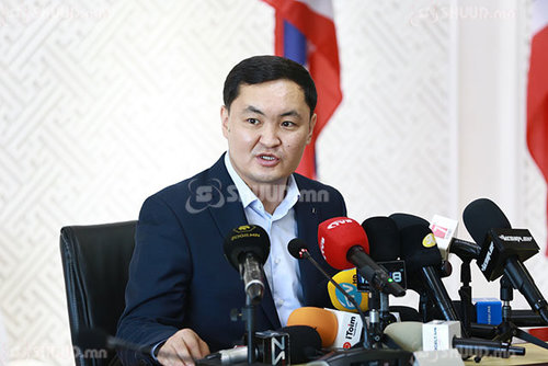 ШУУД: Нэг тэрбум төгрөгөөр 150 мянган одон медаль тарааж байхаар амьсгалын аппарат ав