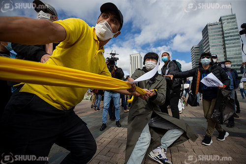 ФОТО: Тэвчээр нь тасарсан монголчууд