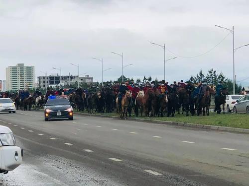 Уяачид ухамсараа харуулах нь