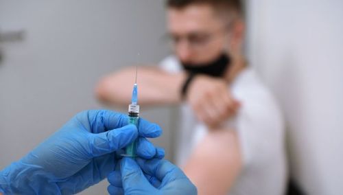 Вакцин эсэргүүцэгчдийг баривчилж,  Бразилийн Ерөнхийлөгчийг хууль бус наймаанд буруутгав