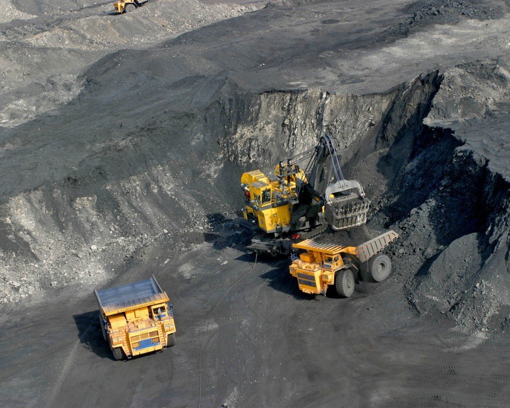 Открытая добыча каменного угля. Тугнуйский угольный разрез. Харанорский угольный разрез уголь. Добыча полезных ископаемых.