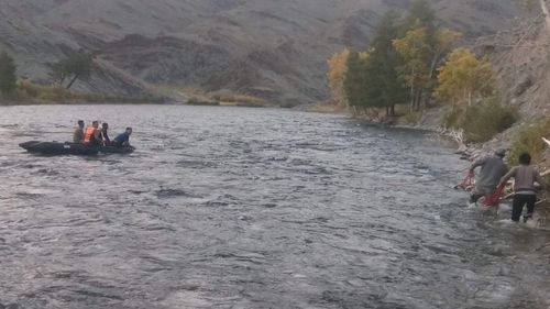 Усны ослоос жирэмсэн эмэгтэй, хүүхдүүдийг аварлаа