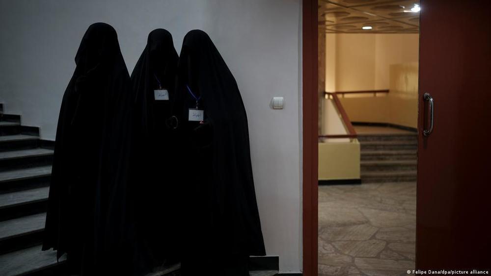 Афганистан: Эмэгтэйчүүд сурах эрхгүй болж, харгис шийтгэлүүд эргэн нэвтрэв - Vimarsana News