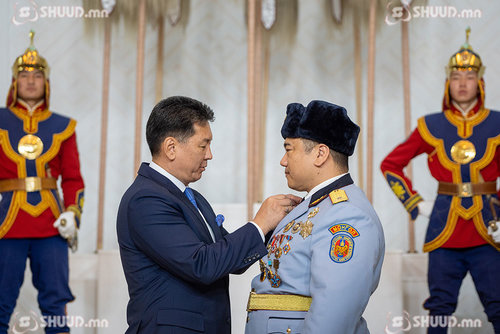 Э.Содномпилжээ, М.Уранцэцэг нарт Хөдөлмөрийн баатар цол хүртээлээ