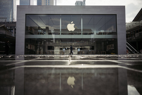 Apple гурван их наядын үнэлгээтэй анхны компани боллоо