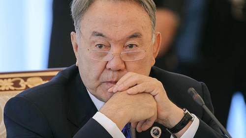 Нурсултан Назарбаевыг суудлаас нь буулгав