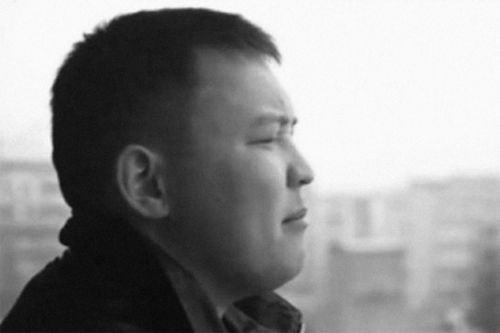 Казахстан: Үймээн дэгдээгчид Казахын алдарт найруулагчийг хөнөөжээ