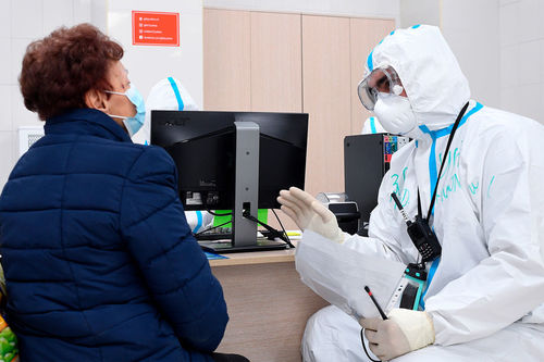 Эрдэмтэн: Омикрон халдвар тээгч нэг найтаахад л 100 хүнд халдвар тархаах эрсдэлтэй