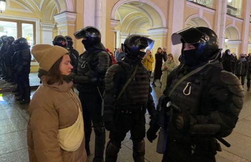 Петербург хотод дайныг эсэргүүцсэн жагсаалын үеэр 120 хүн саатуулагджээ