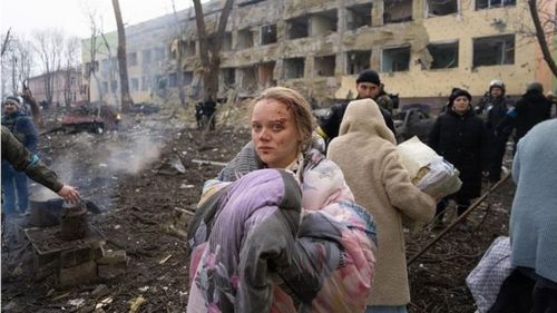 Украины хүүхдийн эмнэлгийг бөмбөгджээ