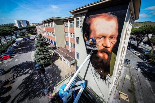Оросуудыг үзэн ядах хандлагыг эсэргүүцэн ханан дээр Достоевскийн хөргийг зуржээ