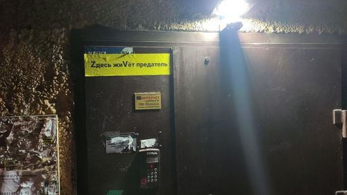 Орост дайн эсэргүүцсэн хүмүүсийн гэрийн гадаа тусгай тэмдэг нааж байна
