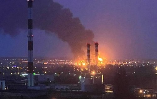 Оросын Белгород хот дахь тосны баазад нисдэг тэрэгнээс цохилт өгчээ