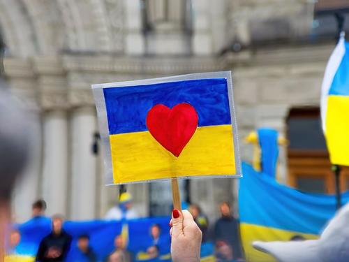Монголд Оросыг дэмжсэн, Европт дайн эсэргүүцсэн жагсаалууд өрнөв