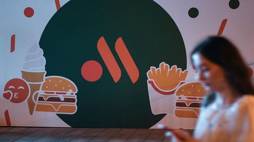 Москвад Макдональдсын оронд орос маягийн сүлжээ нээгджээ