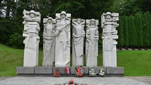 Литва улсын нийслэлд байх Зөвлөлтийн үеийн хөшөөнүүдийг буулгана