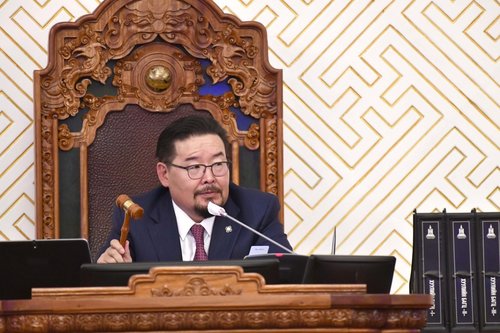 Г.Занданшатар: Төрийн албаны муу муухай бүхэн архидалтаас эхэлж байна