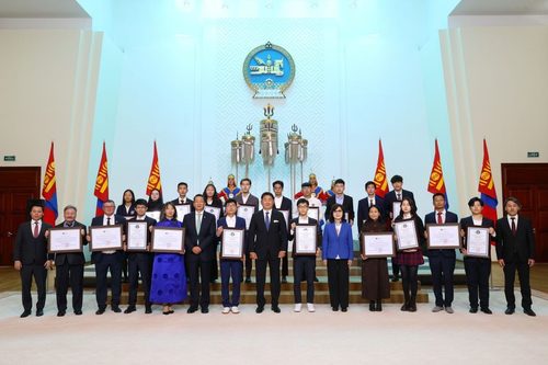Ерөнхийлөгч олон улсын олимпиадаас медаль хүртсэн сурагчдад шагнал гардуулав